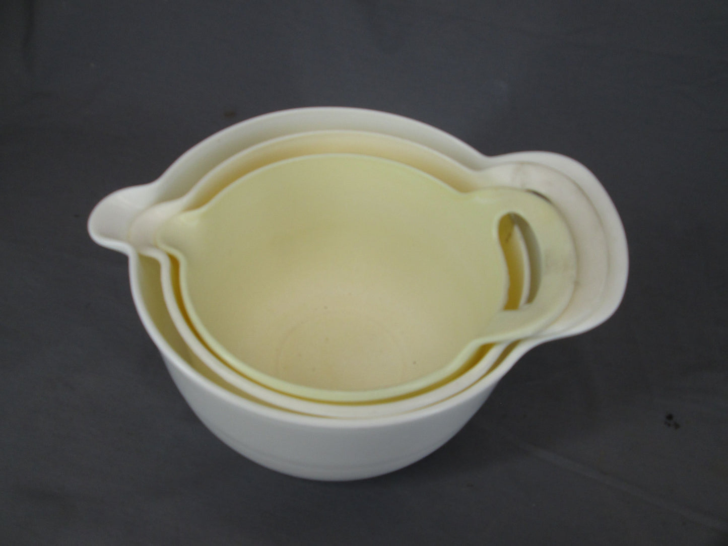 09082 - Group of 3 Plastic Mixing Bowls