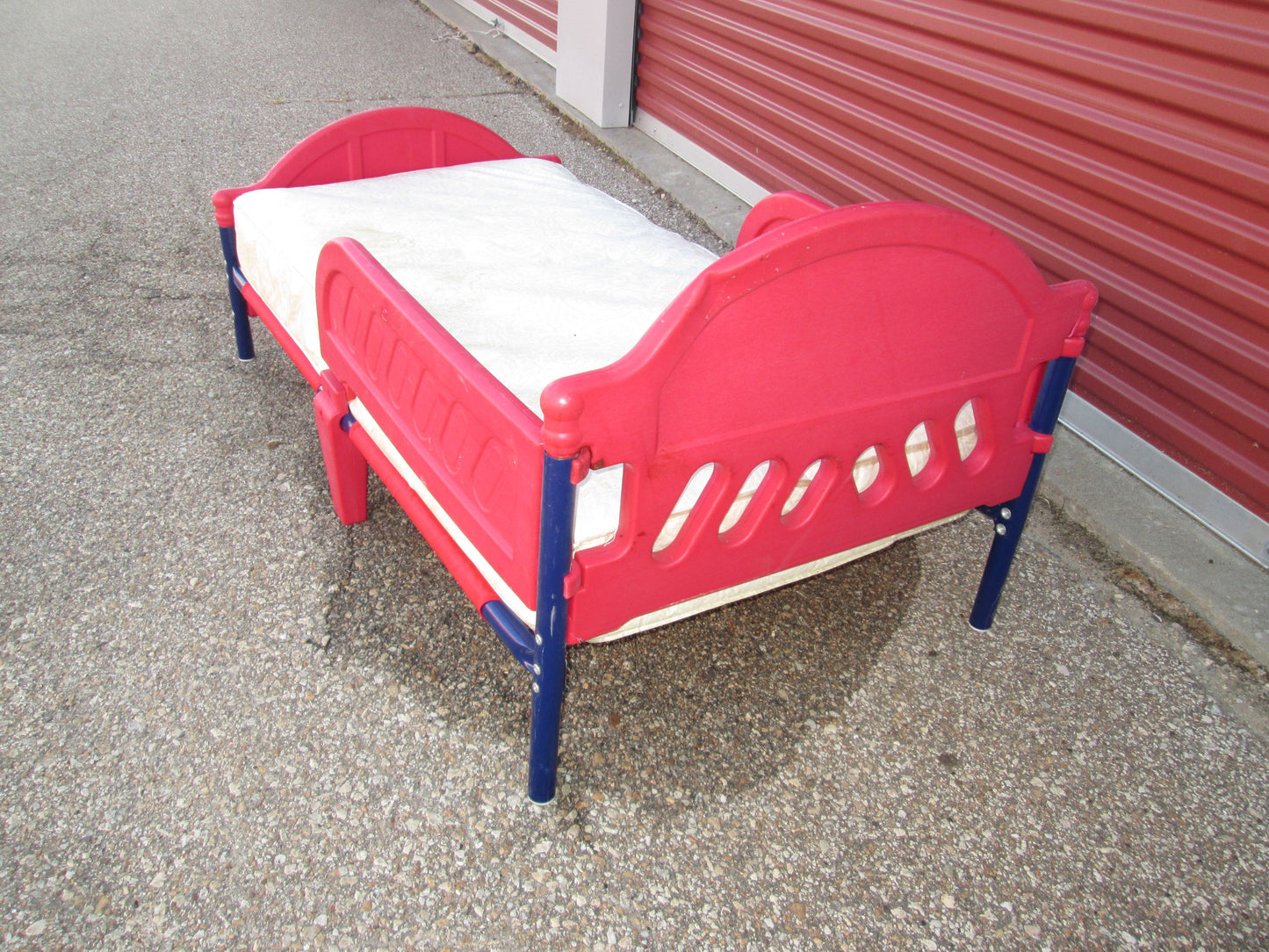 09011 - Youth Day Bed (Plastic/Metal)